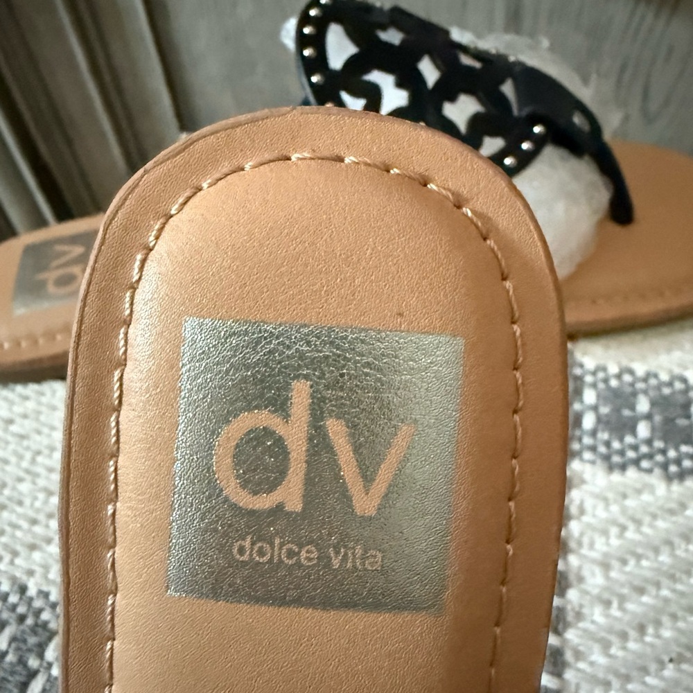 Black Cutout Thong Sandals with Tan Footbed Size 8.5! - Picture 8 of 8